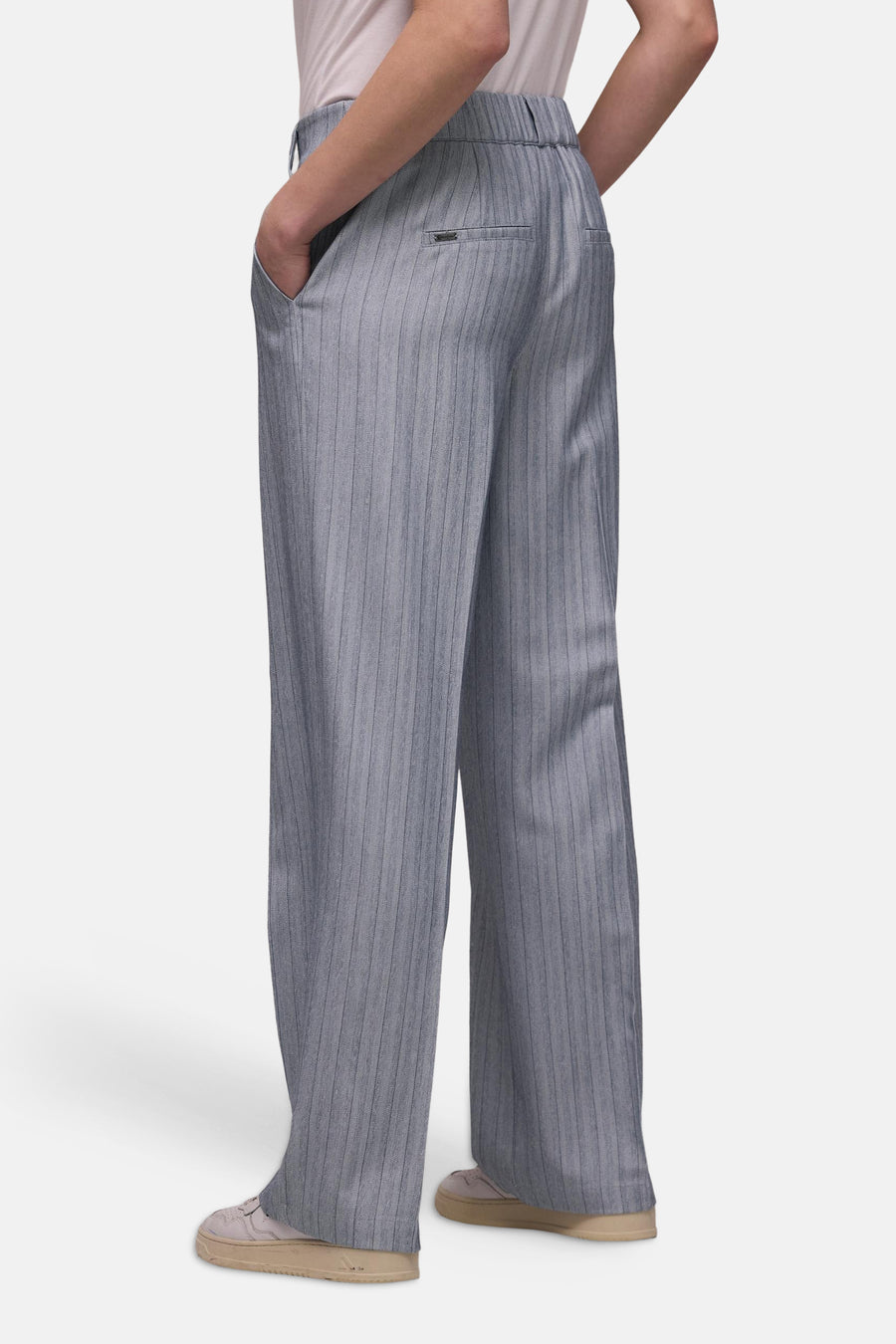 Pantalon de costume bleu rayé de STREET ONE, coupe ample et décontractée, porté avec des baskets et un t-shirt unis.