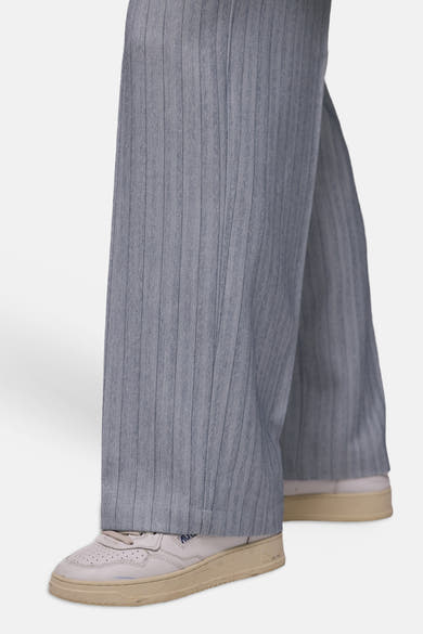Blauwe kostuumbroek van STREET ONE, met verticale strepen, gedragen met witte sneakers.