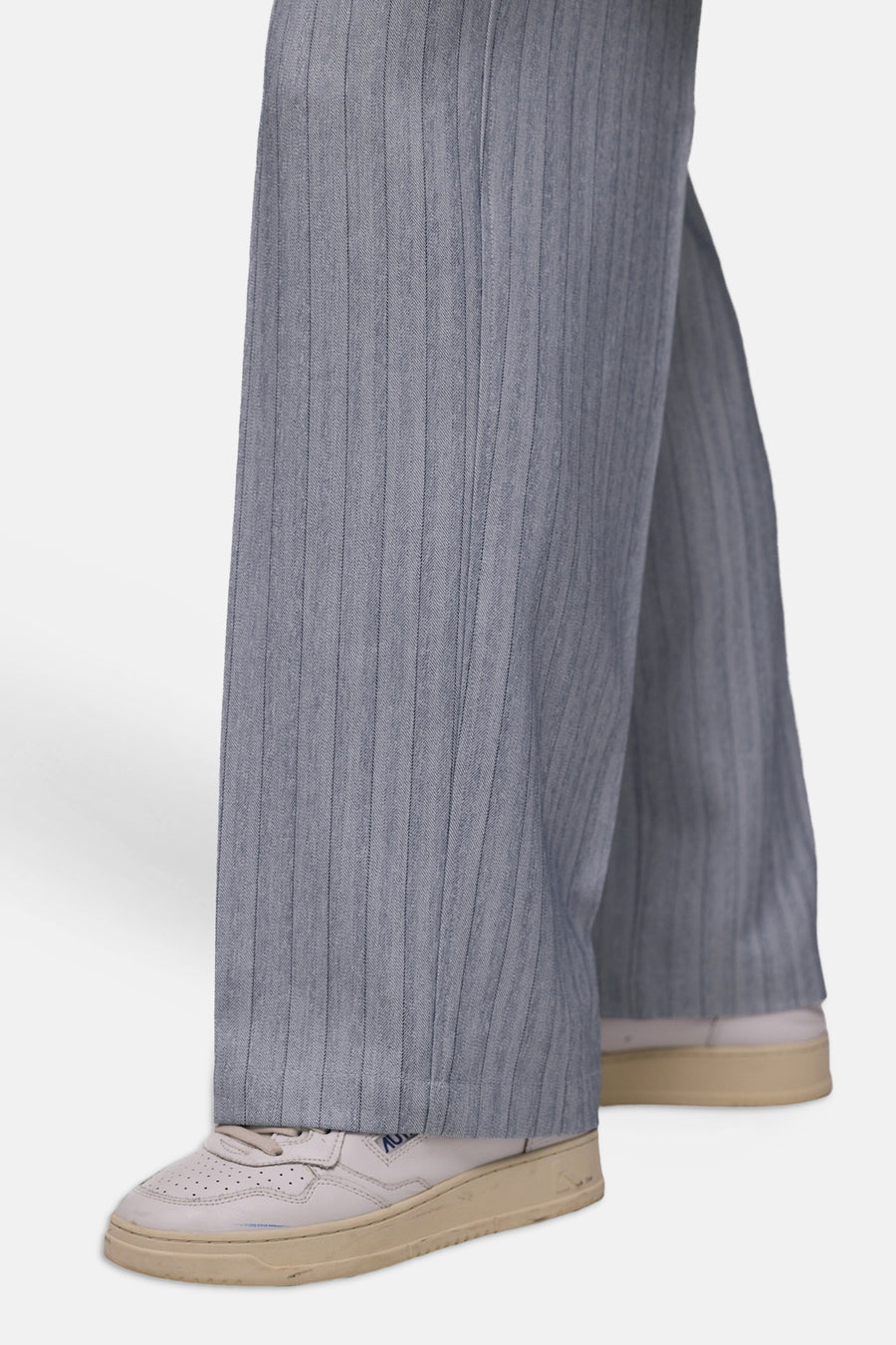 Blauwe kostuumbroek van STREET ONE, met verticale strepen, gedragen met witte sneakers.