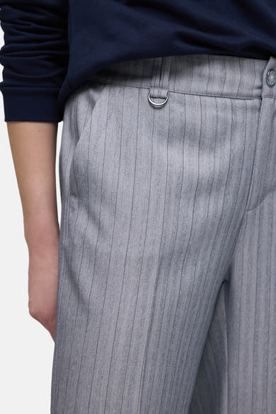 Blauwe kostuumbroek van STREET ONE met fijne verticale strepen en metalen details bij de taille, in close-up.