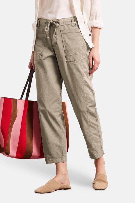 Pantalon beige décontracté de STREET ONE à taille élastique et cordon de serrage, poches plaquées et ourlets retroussés.