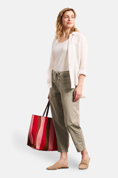 Pantalon beige de STREET ONE à taille à cordon et poches cargo, porté avec chemise blanche, mules et sac rayé.