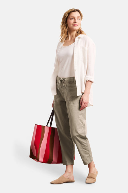 Pantalon beige de STREET ONE à taille à cordon et poches cargo, porté avec chemise blanche, mules et sac rayé.