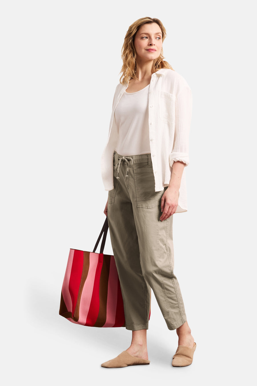 Pantalon beige de STREET ONE à taille à cordon et poches cargo, porté avec chemise blanche, mules et sac rayé.