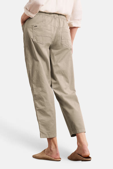 Beige broek van STREET ONE, achterzijde, elastische tailleband, achterzakken met stiksels en metalen label.