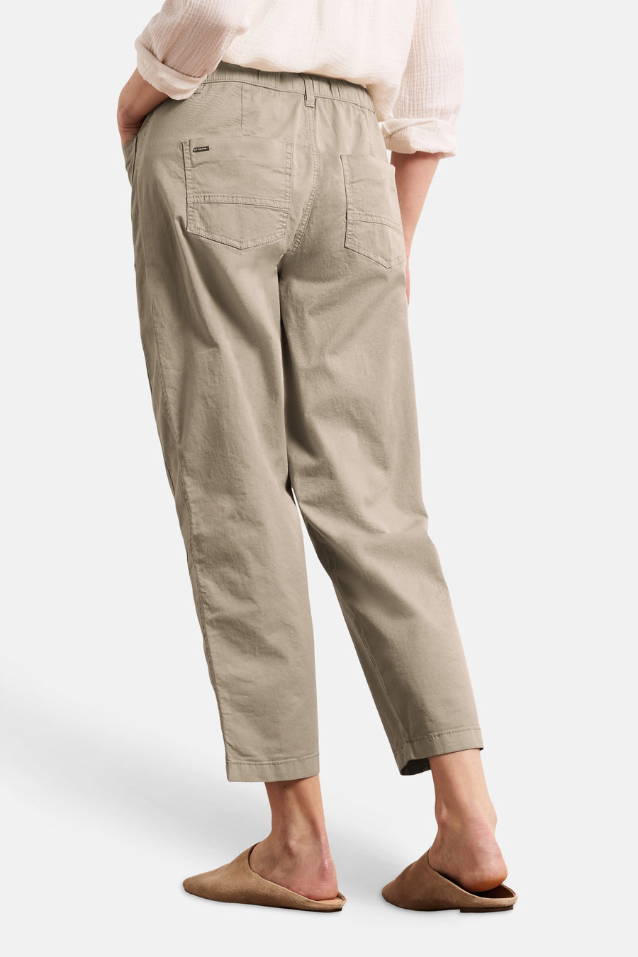 Beige broek van STREET ONE, achterzijde, elastische tailleband, achterzakken met stiksels en metalen label.