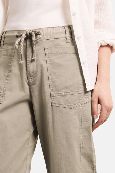 Beige broek van STREET ONE, met trekkoord tailleband, zijzakken en opgestikte zak op het been.