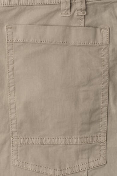 Beige broek van STREET ONE, close-up van de achterzak met stiksels en keperbinding textuur.