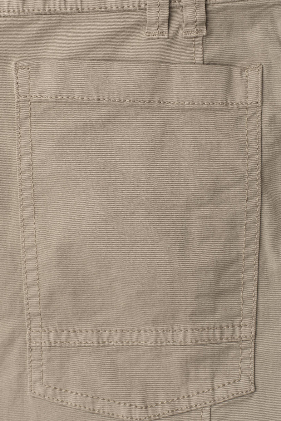Beige broek van STREET ONE, close-up van de achterzak met stiksels en keperbinding textuur.