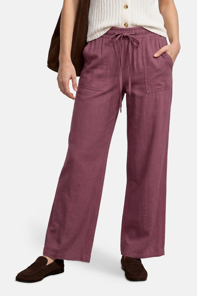 Roze broek van STREET ONE, casual met trekkoord taille en wijde pijpen, gedragen met een crèmekleurig hemdje en bruine loafers.