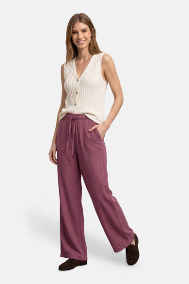 Pantalon rose de STREET ONE, décontracté à taille à cordon et jambes larges, porté avec un débardeur crème et des mocassins marron.
