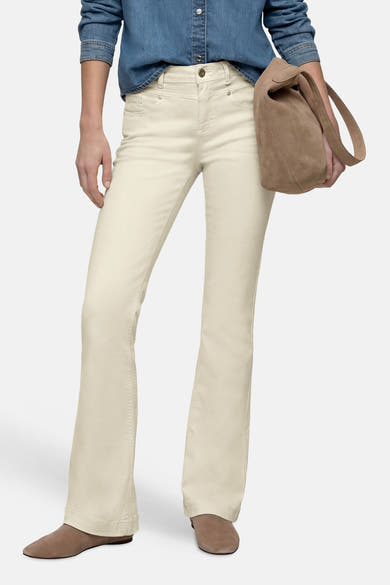 Off-white bootcut jeans van STREET ONE, met een licht uitlopende pasvorm, gedragen door een model.