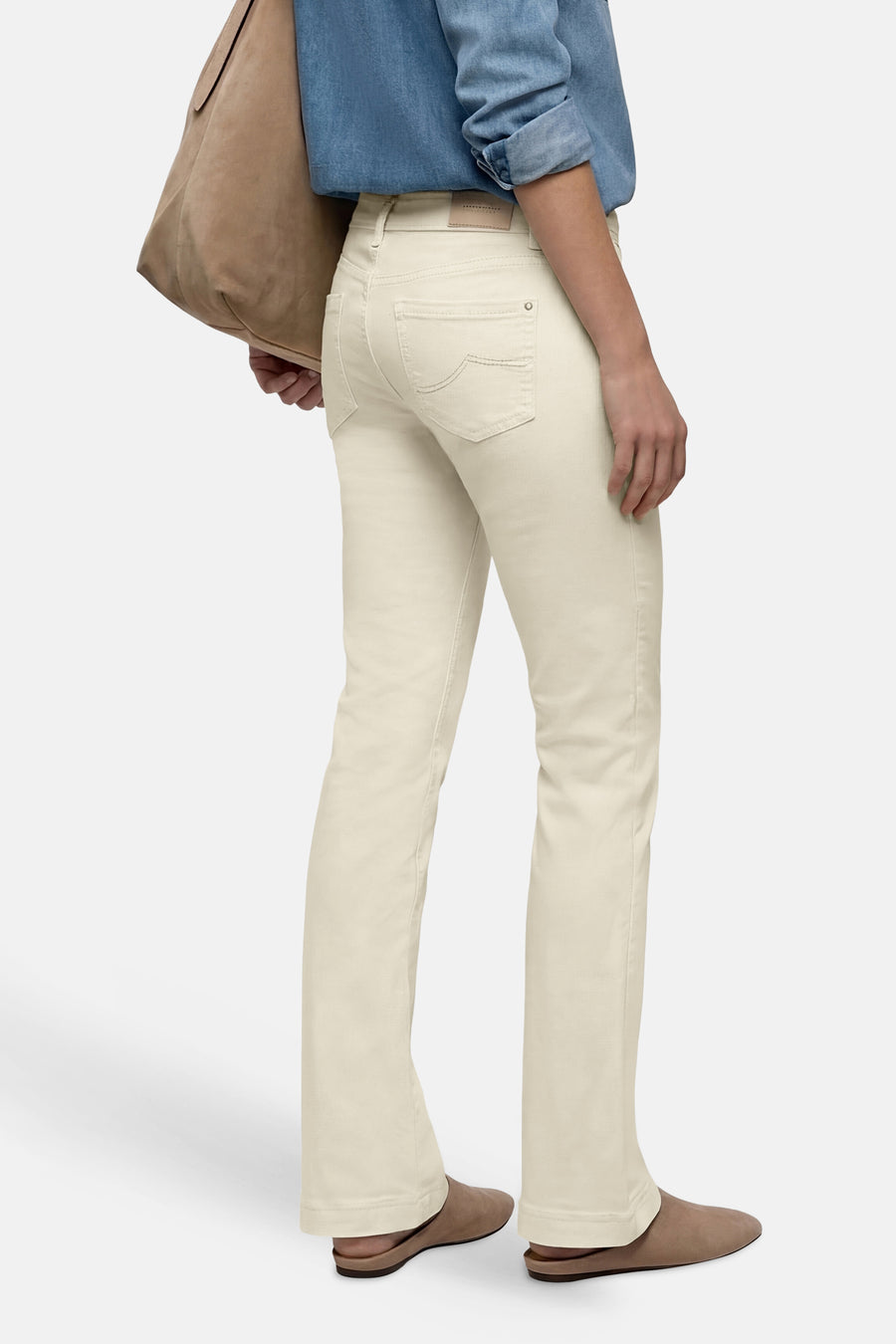 Bootcut jeans in ecru denim van STREET ONE, van achteren gezien met achterzakken en patch, gedragen met een blauw spijkeroverhemd.