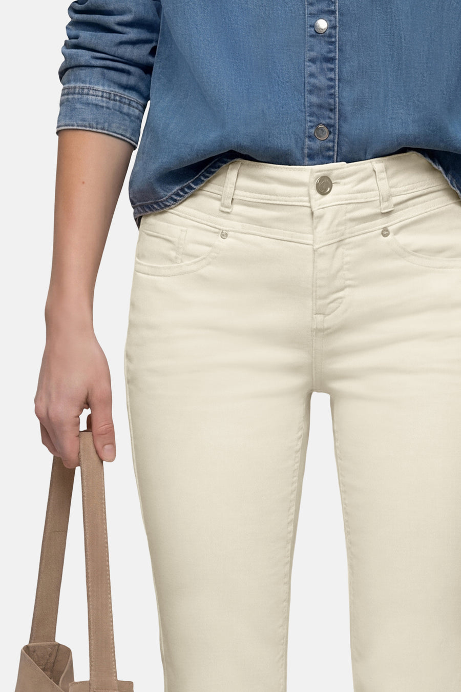 Off-white bootcut jeans van denim van STREET ONE, met zakken, een zilveren knoop en een blauw spijkerhemd.