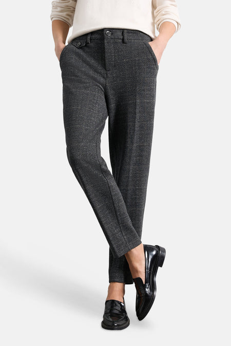 Pantalon de costume gris STREET ONE porté, avec poches latérales et chaussures noires.