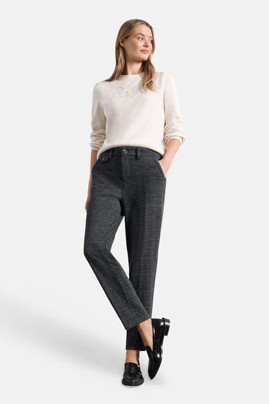 Pantalon de costume gris STREET ONE porté par une femme, avec poches latérales et jambes droites.