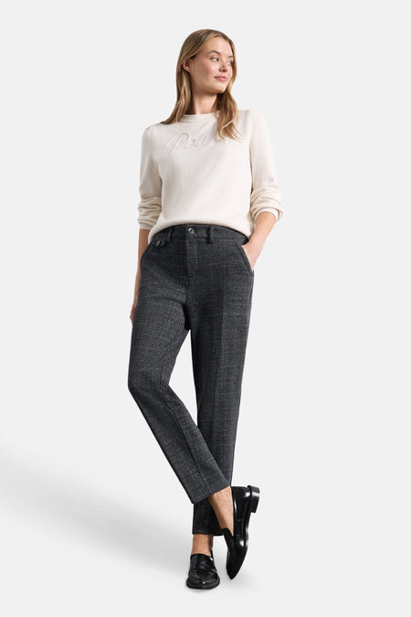 Pantalon de costume gris STREET ONE porté par une femme, avec poches latérales et jambes droites.