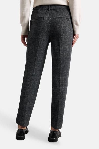 Vue arrière d’un pantalon de costume gris STREET ONE porté, avec deux poches passepoilées au dos.