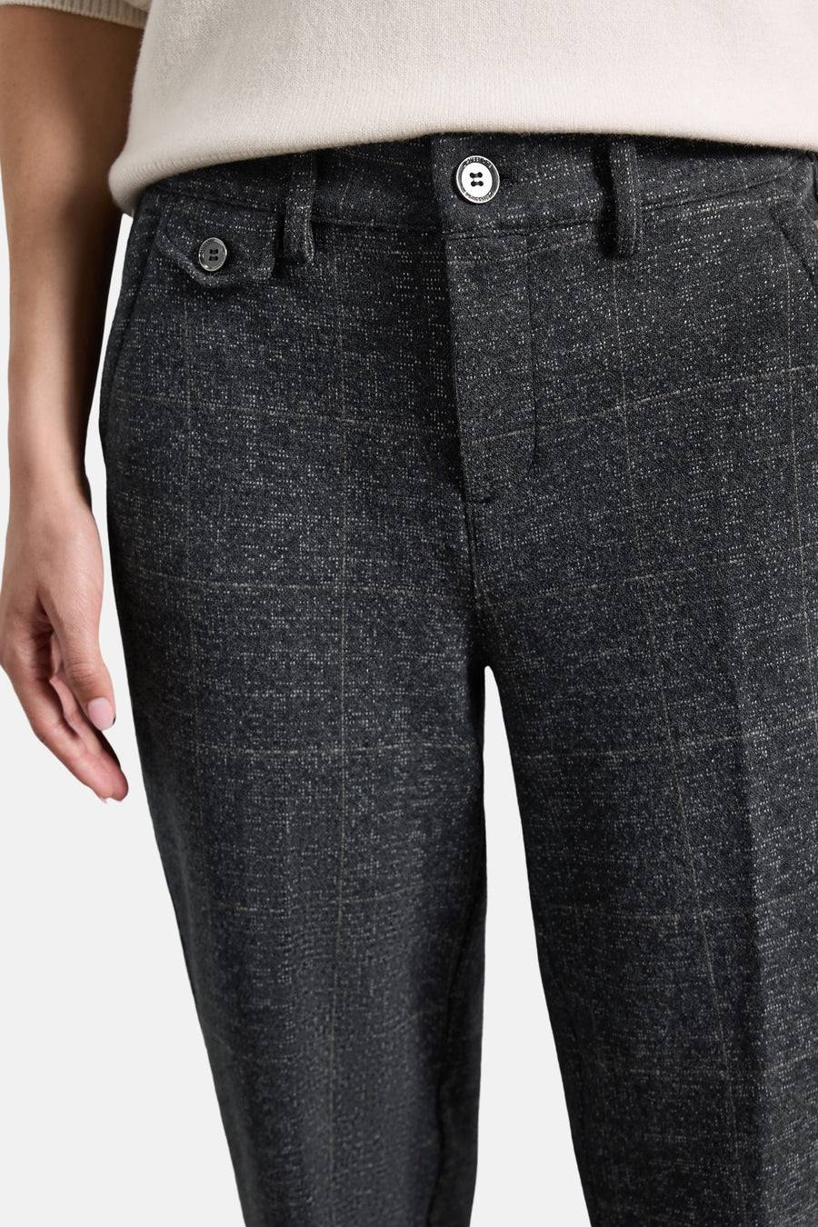Pantalon de costume gris STREET ONE porté, avec braguette boutonnée et poches avant visibles.