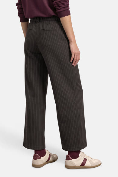 Pantalon de costume brun à fines rayures verticales, vu de dos, avec poches passepoilées et jambes larges, signé STREET ONE.