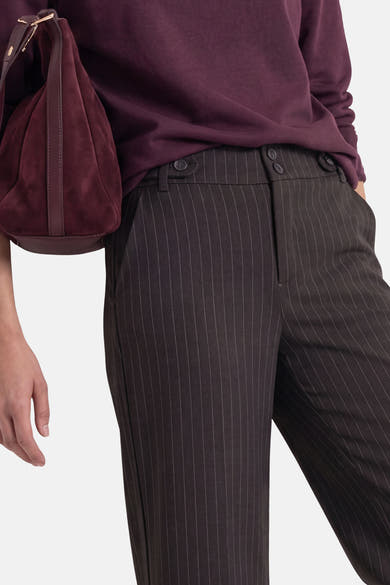 Pantalon de costume brun à fines rayures verticales et boutons à la taille, porté par STREET ONE