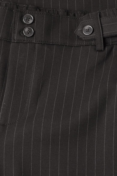 Gros plan d’un pantalon de costume brun STREET ONE à fines rayures verticales, avec boutons et poche.