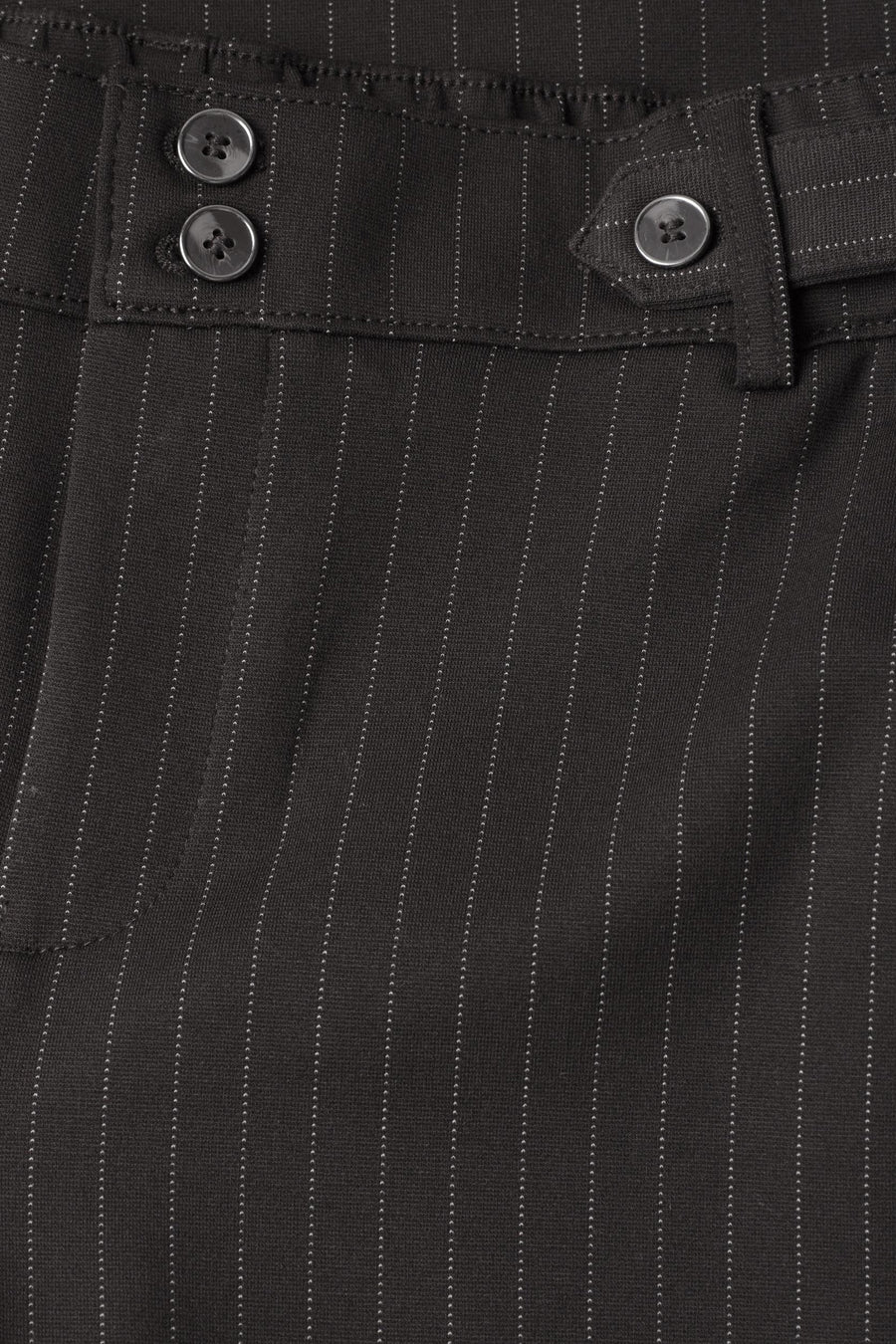 Gros plan d’un pantalon de costume brun STREET ONE à fines rayures verticales, avec boutons et poche.