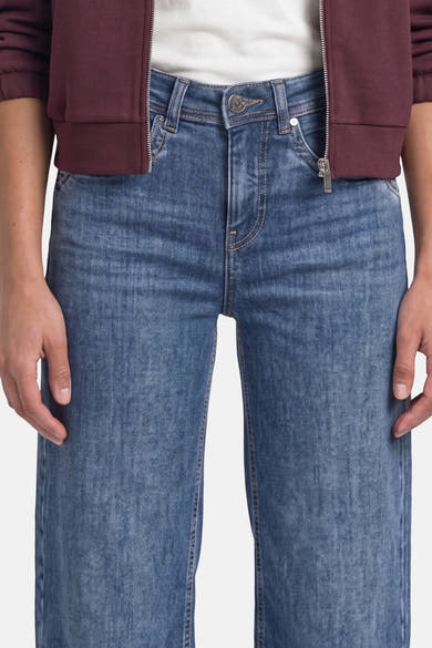 Jean large bleu denim STREET ONE, vu de face, avec fermeture à bouton et poches avant.