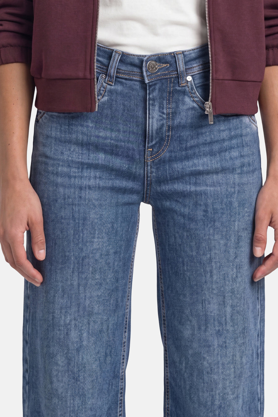Jean large bleu denim STREET ONE, vu de face, avec fermeture à bouton et poches avant.