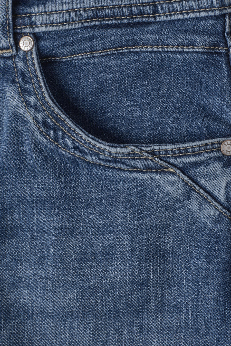 Gros plan sur la poche avant d’un jean large en denim bleu moyen STREET ONE, avec surpiqûres contrastantes et boutons métalliques.