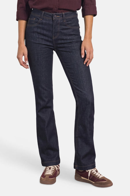 Jean bootcut en denim bleu foncé STREET ONE porté avec une chemise bordeaux et des baskets montantes.