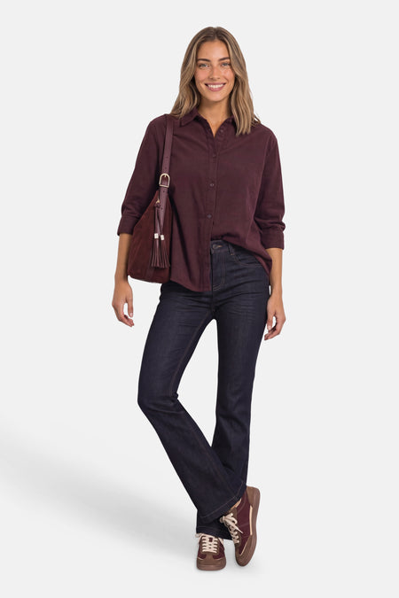 Jean bootcut en denim bleu foncé STREET ONE porté par un mannequin.