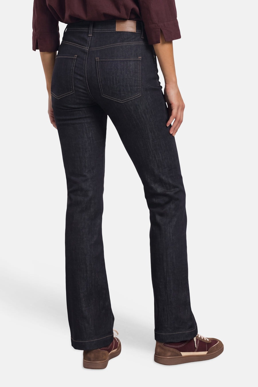 Jean bootcut en denim bleu foncé STREET ONE, vu de dos, porté avec une chemise bordeaux et des baskets.