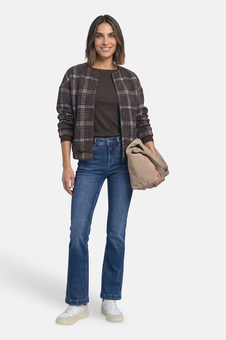 Jean bootcut bleu denim STREET ONE porté par un mannequin, vue de face