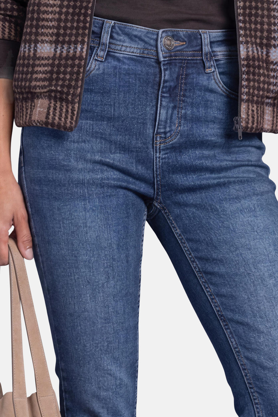 Gros plan sur un jean bootcut bleu denim STREET ONE porté, avec fermeture à bouton, poches et surpiqûres contrastées.