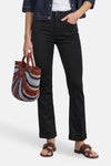 Jean bootcut noir STREET ONE porté avec une veste en jean, un sac rayé et des sandales marron