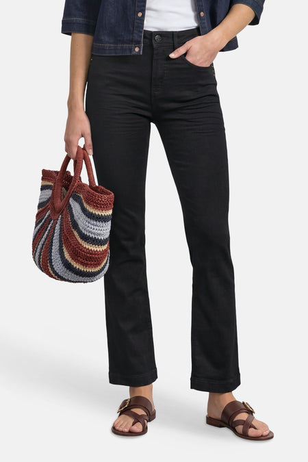 Jean bootcut noir STREET ONE porté avec une veste en jean, un sac rayé et des sandales marron