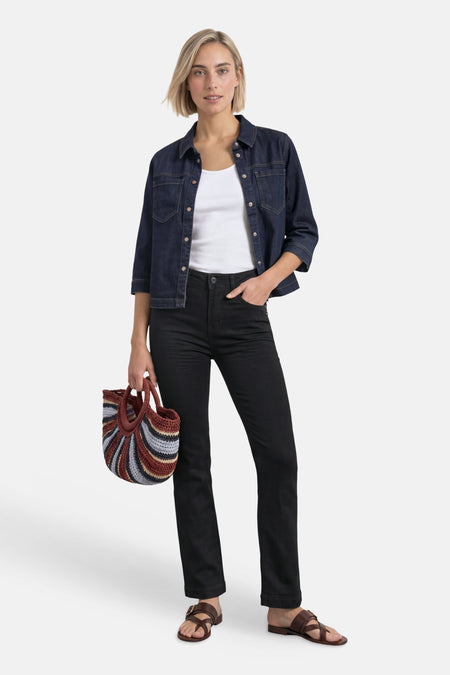 Jean bootcut noir STREET ONE porté avec une veste en denim, un débardeur blanc et un sac à main coloré.
