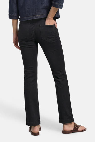 Vue arrière d’un jean bootcut noir STREET ONE porté avec deux poches arrière visibles.