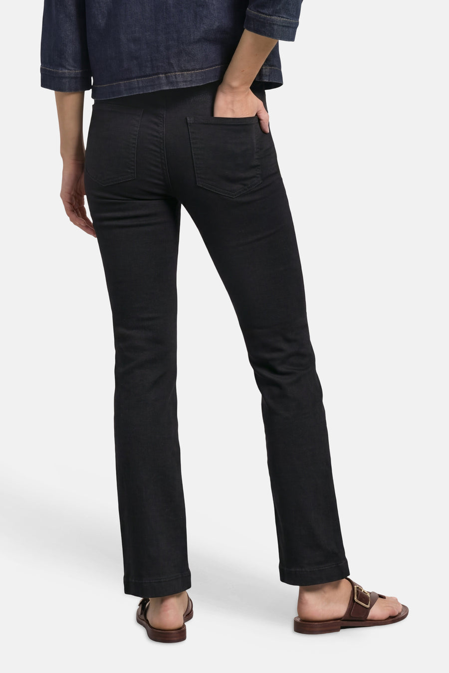 Vue arrière d’un jean bootcut noir STREET ONE porté avec deux poches arrière visibles.