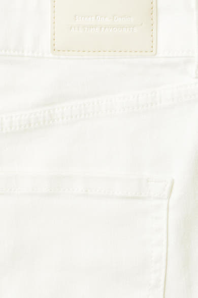 Off-white mom jeans by STREET ONE, close-up showing front pocket and brand label with clean stitching details