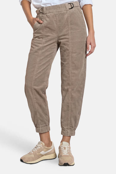 Chino beige STREET ONE porté avec une chemise blanche et des baskets beige et blanc