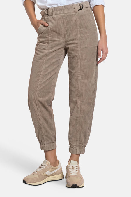 Chino beige STREET ONE porté avec une chemise blanche et des baskets beige et blanc