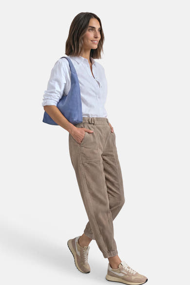 Chino beige STREET ONE porté par un mannequin avec une chemise blanche et un sac bleu