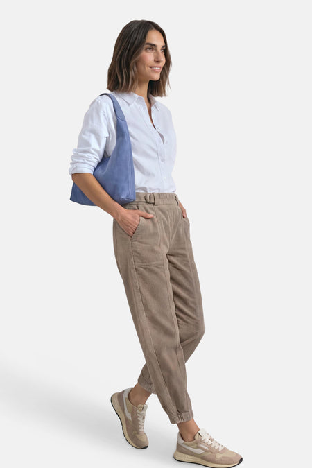 Chino beige STREET ONE porté par un mannequin avec une chemise blanche et un sac bleu