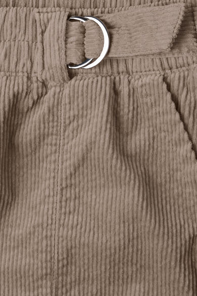 Gros plan sur le tissu côtelé beige du chino STREET ONE et sa fermeture métallique argentée.