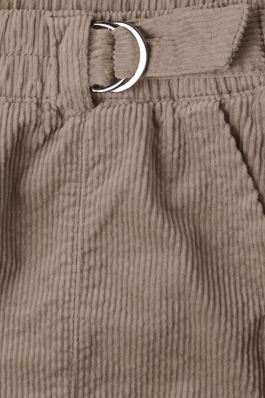 Gros plan sur le tissu côtelé beige du chino STREET ONE et sa fermeture métallique argentée.