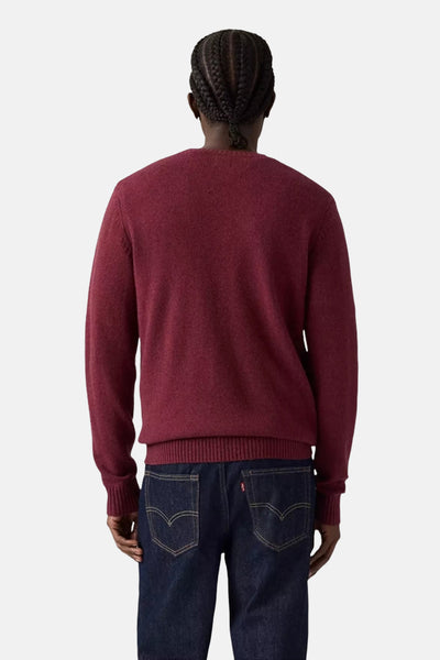 Bordeaux ronde hals trui van Levi's, gedragen met een donkerblauwe jeans, achtergezicht.