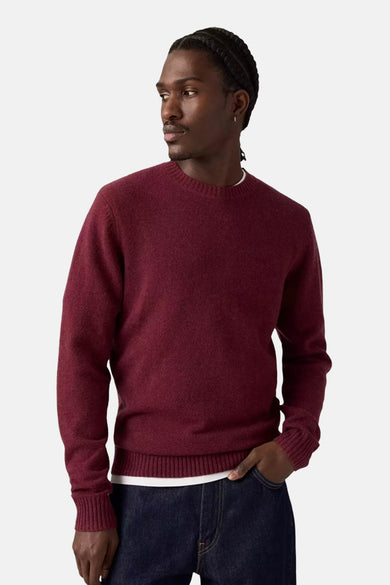 Bordeaux ronde hals trui van Levi's, gedragen met een donkere jeans en een zichtbaar wit T-shirt.