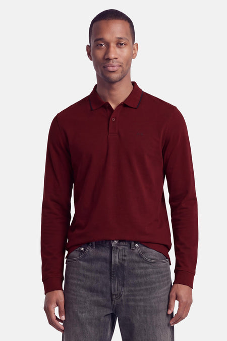 Polo à manches longues bordeaux par SUN 68, col contrasté, broderie discrète, porté avec jeans délavés, vue frontale.